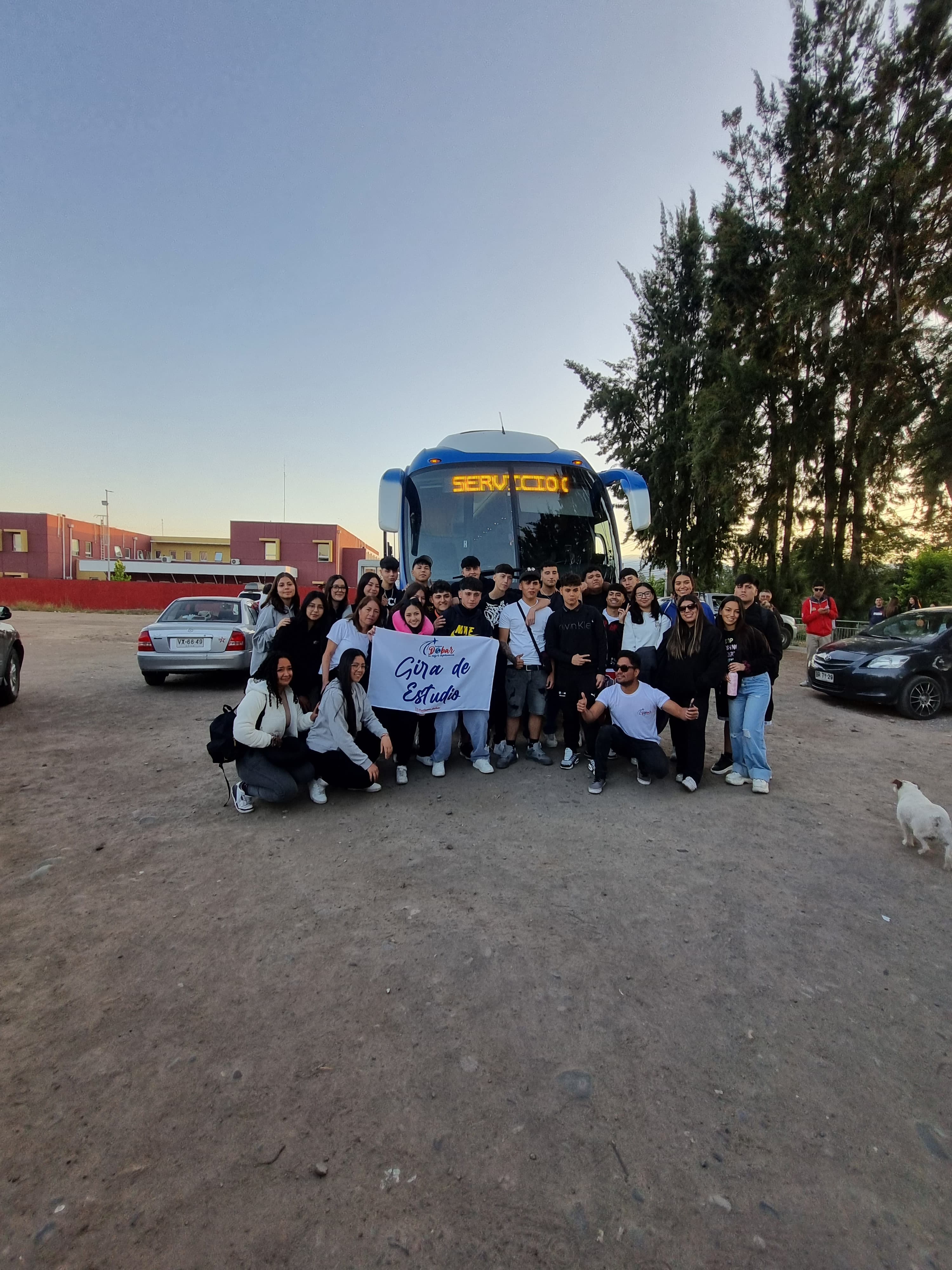 Curso completo posando frente al bus de Turismo Dabar