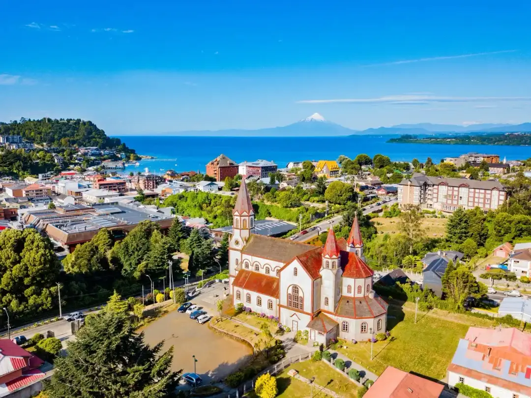 Iglesia del Sagrado Corazón en Puerto Varas con el volcán Osorno y el lago Llanquihue al fondo